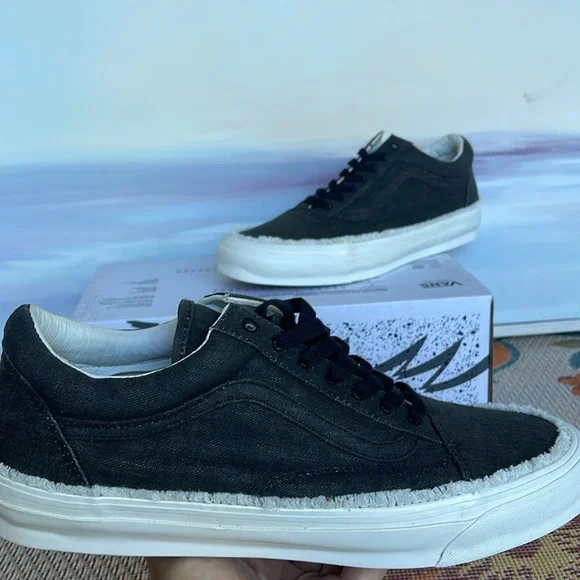 Vans Men’s 0g Old Skool Low
Raw Edge Black
VN0A5FBEBLK
Sneakers - Picture 15 of 16